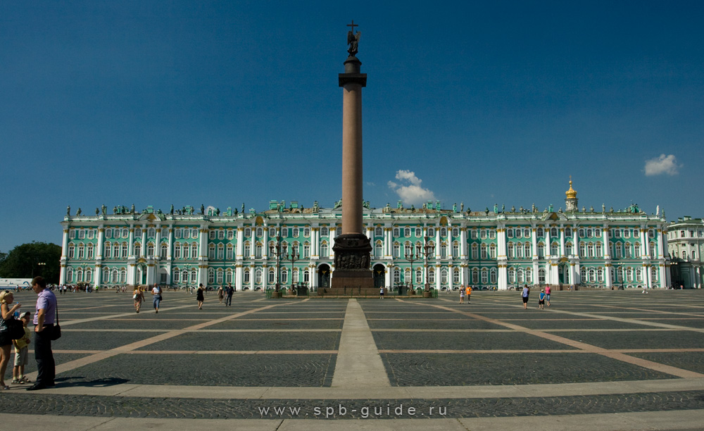 Дворцовая площадь - главная достопримечательность Санкт-Петербурга