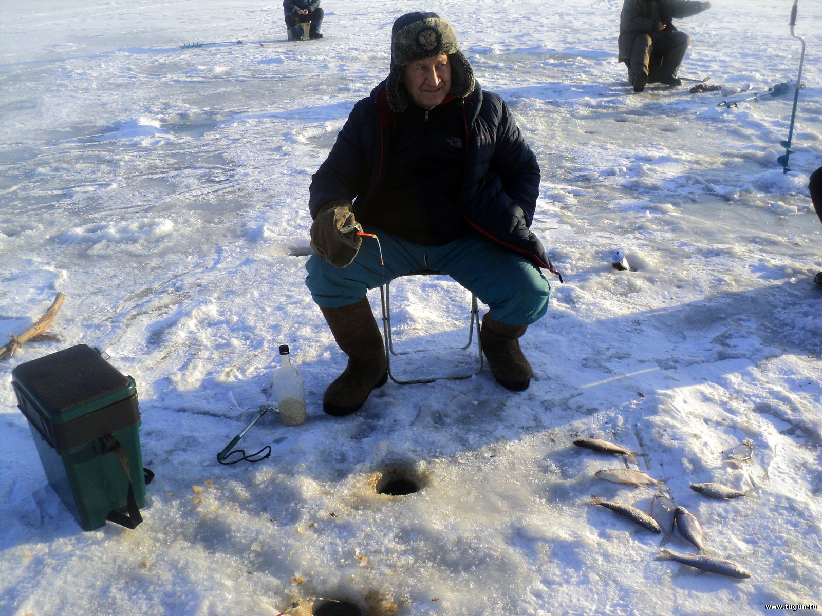 Чистопольские рыбаки. Зимняя рыбалка на Абаканской протоке в Красноярске. Абаканская протока рыбалка. Абаканская протока Красноярск рыбалка. Рыбаки на Абаканском протоке.